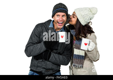 Winter-Paar genießt heiße Getränke Stockfoto