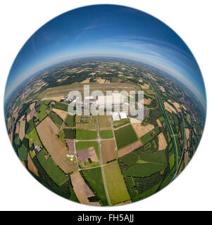 Luftbild, Flughafen Münster-Osnabrück, Start-und Landebahn, Startbahn, Parkhäuser, Parkplätze, voraus, internationaler Flughafen, Tourismus, Münster Stockfoto