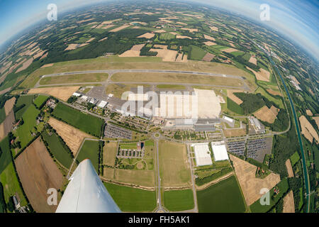 Luftbild, Flughafen Münster-Osnabrück, Start-und Landebahn, Startbahn, Parkhäuser, Parkplätze, voraus, internationaler Flughafen, Tourismus, Münster Stockfoto