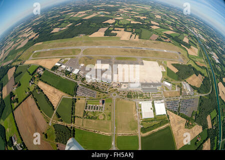 Luftbild, Flughafen Münster-Osnabrück, Start-und Landebahn, Startbahn, Parkhäuser, Parkplätze, voraus, internationaler Flughafen, Tourismus, Münster Stockfoto