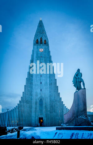 Hallgrimskirkja Kirche befindet sich über der Stadt Computerschach in Island und ist ein muss auf einer Reise in die Hauptstadt besuchen Stockfoto