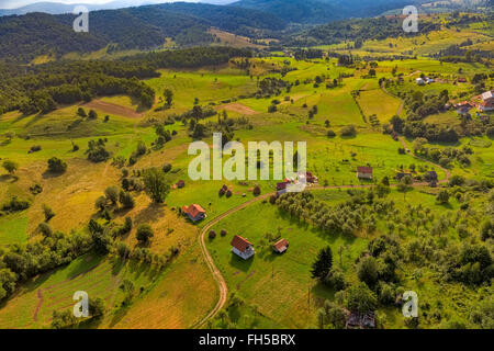 Montenegro-Dorf in den Bergen - Antenne Stockfoto