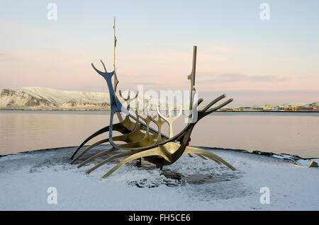 Sun Voyager oder Solfar Stahlskulptur ähnelt einem Wikingerschiff eigentlich ist ein Traumschiff und Ode an die Sonne, Reykjavik Island. Stockfoto