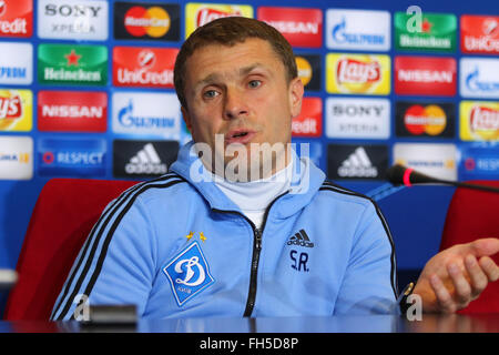 Kiew, Ukraine. 23. Februar 2016: FC Dynamo Kyiv Manager Serhiy Rebrov während der Pressekonferenz vor dem UEFA Champions League Spiel gegen FC Manchester City im Dynamo-Trainingslager. Dynamo Kiew wird Manchester City in der UEFA Champions League Runde 16 Fußballspiel am 24. Februar 2016 NSK Olimpiyskyi Stadium in Kiew zu stellen. Oleksandr Prykhodko/Alamy Live-Nachrichten Stockfoto