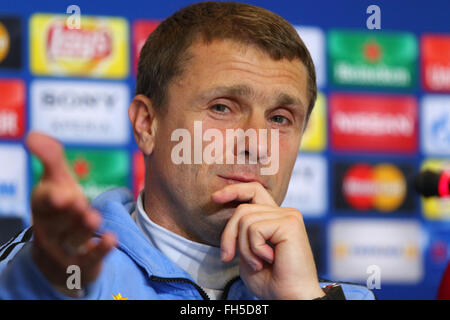 Kiew, Ukraine. 23. Februar 2016: FC Dynamo Kyiv Manager Serhiy Rebrov während der Pressekonferenz vor dem UEFA Champions League Spiel gegen FC Manchester City im Dynamo-Trainingslager. Dynamo Kiew wird Manchester City in der UEFA Champions League Runde 16 Fußballspiel am 24. Februar 2016 NSK Olimpiyskyi Stadium in Kiew zu stellen. Oleksandr Prykhodko/Alamy Live-Nachrichten Stockfoto