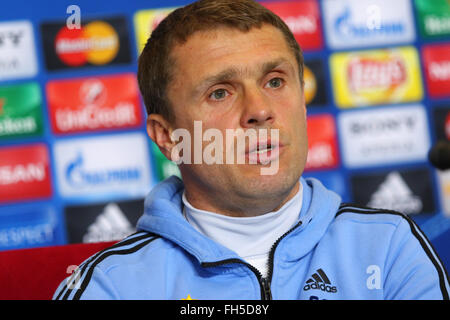 Kiew, Ukraine. 23. Februar 2016: FC Dynamo Kyiv Manager Serhiy Rebrov während der Pressekonferenz vor dem UEFA Champions League Spiel gegen FC Manchester City im Dynamo-Trainingslager. Dynamo Kiew wird Manchester City in der UEFA Champions League Runde 16 Fußballspiel am 24. Februar 2016 NSK Olimpiyskyi Stadium in Kiew zu stellen. Oleksandr Prykhodko/Alamy Live-Nachrichten Stockfoto