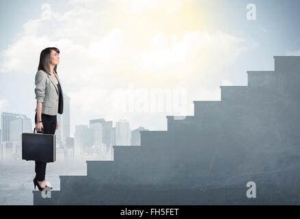 Geschäftsfrau, Klettern auf eine Betontreppe-Konzept Stockfoto