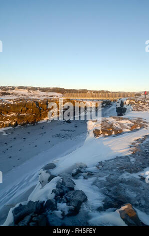 Leif der glückliche Brücke zwischen zwei Kontinenten, wo nordamerikanische und eurasische Kontinentalplatten Winter Reykjanes Island driften Stockfoto