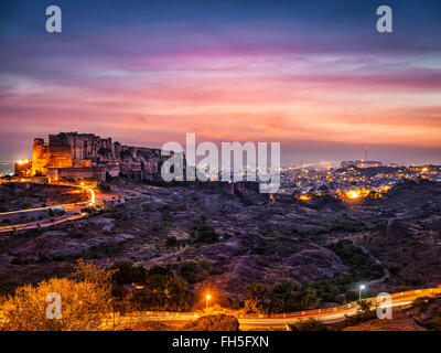 Mehrangarh Fort in der Dämmerung. Jodhpur, Indien Stockfoto