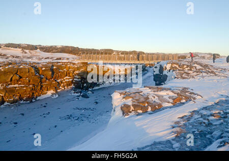 Leif der glückliche Brücke zwischen zwei Kontinenten, wo nordamerikanische und eurasische Kontinentalplatten Winter Reykjanes Island driften Stockfoto