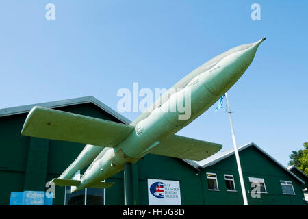 Statische Anzeige einer Fieseler Fi-103 V1 fliegende Bombe an RAF Manston Geschichtsmuseum, Manston Flughafen, Kent, UK Stockfoto