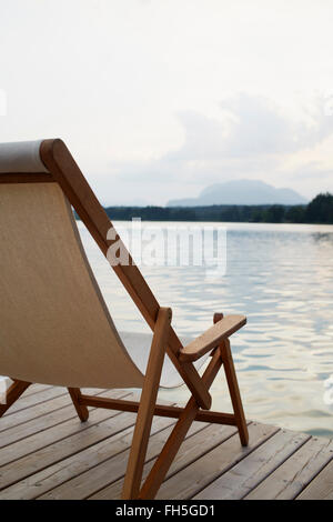 Liegestuhl am Dock, Faaker See, Kärnten, Österreich Stockfoto