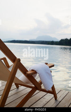 Liegestuhl am Dock, Faaker See, Kärnten, Österreich Stockfoto