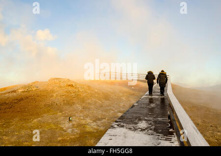 Gunnuhver Hot Springs Geothermie Bereich paar auf der Promenade spazieren in Dampfwolke Halbinsel Reykjanes Island Stockfoto