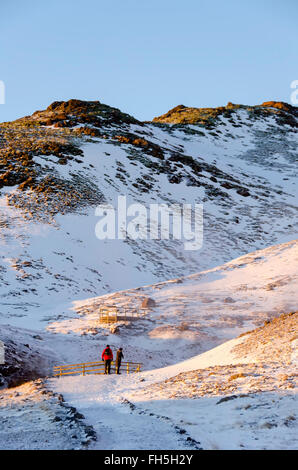 Krýsuvík Hot Springs Geothermie Bereich paar Wandern erkunden trail Halbinsel Reykjanes Island Stockfoto