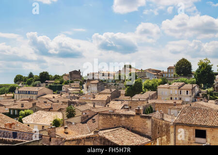 Blick über malerische Dächer von Saint-Emilion, eines der wichtigsten roten Wein Gebiete von Bordeaux in Frankreich. Stockfoto