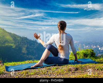 Frau Praktiken Yoga Asana Marichyasana Stockfoto