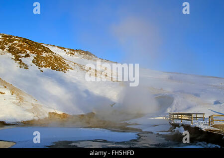 Krýsuvík geothermische Gebiet kochend heiß Frühling Dampf, Rauch Promenade Winter Halbinsel Reykjanes Island Stockfoto