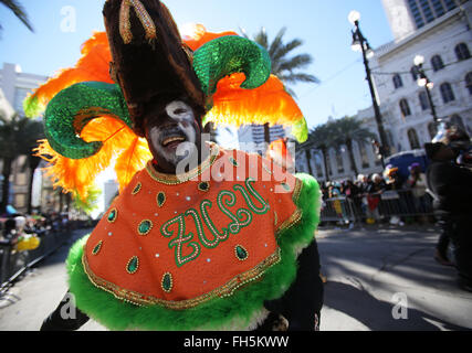 New Orleans, LOUISIANA, USA. 9. Februar 2016. Ein Marcher in der Krewe von Zulu-Parade am 9. Februar 2016 in New Orleans, Louisiana, USA. New Orleans ist Fat Tuesday, der letzte Tag des Karneval feiern. © Dan Anderson/ZUMA Draht/Alamy Live-Nachrichten Stockfoto