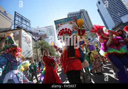 New Orleans, LOUISIANA, USA. 9. Februar 2016. Leute Mach vor der Krewe von Zulu-Parade am 9. Februar 2016 in New Orleans, Louisiana, USA. New Orleans ist Fat Tuesday, der letzte Tag des Karneval feiern. © Dan Anderson/ZUMA Draht/Alamy Live-Nachrichten Stockfoto