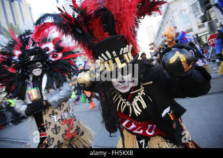 New Orleans, LOUISIANA, USA. 9. Februar 2016. Demonstranten in der Krewe von Zulu-Parade am 9. Februar 2016 in New Orleans, Louisiana, USA. New Orleans ist Fat Tuesday, der letzte Tag des Karneval feiern. © Dan Anderson/ZUMA Draht/Alamy Live-Nachrichten Stockfoto