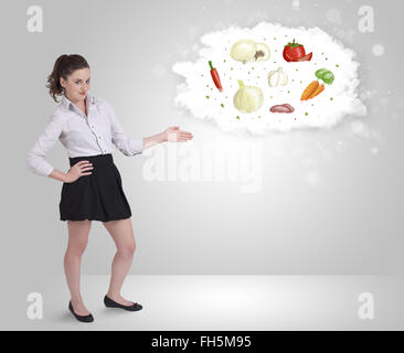 Hübsche Frau präsentiert eine Wolke von gesunder Ernährung Gemüse Konzept Stockfoto