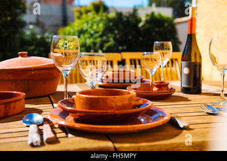 Tabelle mit einem Geschirr Stockfoto