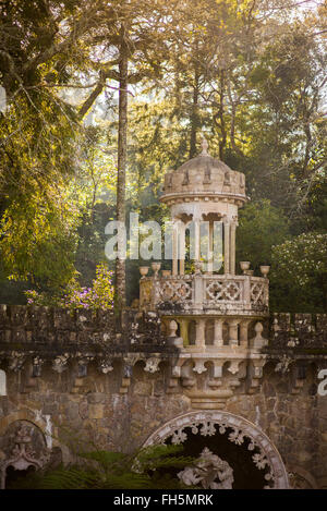 Schöne Turm von Quinta da Regaleira, einem surrealen Schloss Anwesen in Sintra, Portugal Stockfoto