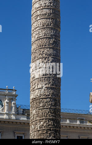 Detailansicht der Spalte von Marcus Aurelius mit historischen Hieroglyphen an Piazza Colonna, am strahlend blauen Himmel staatlich hautnah Stockfoto