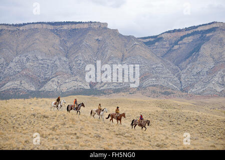Cowboys und Cowgirls Reiten in der Wildnis, Rocky Mountain, Wyoming, USA Stockfoto
