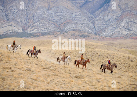Cowboys und Cowgirls Reiten in der Wildnis, Rocky Mountains, Wyoming, USA Stockfoto