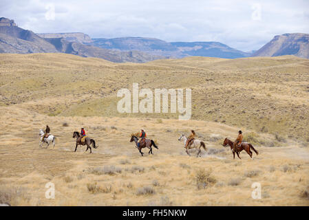 Cowboys und Cowgirls Reiten in der Wildnis, Rocky Mountains, Wyoming, USA Stockfoto