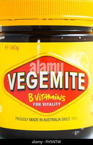 Vegemite ist eine dunkle braune australische Spezialitäten Paste aus Brauer Hefeextrakt mit verschiedenen Gemüse und Gewürz. Es wurde von Cyril P. Callister in Melbourne, Victoria, im Jahre 1922, als aus der Region-Version der britischen Paste Marmite entwickelt. Es ist eine kulturelle Ikone geworden. Es wird oft auf Toast gelegt. Stockfoto