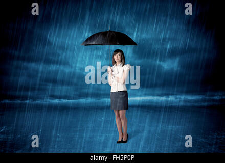 Business-Frau stehen im Regen mit Regenschirm Stockfoto