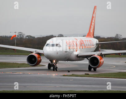 EasyJet Airbus A319 schmalem Rumpf Passagier Flugzeug (G-EZAX) Takiing auf Asphalt Manchester International Airport. Stockfoto