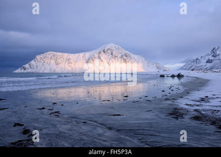 Skagsanden Strand mit Schnee bedeckt Berge, Hustinden im Hintergrund im Winter, Flakstad, Lofoten, Norwegen, Skandinavien Stockfoto