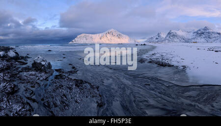 Skagsanden Strand mit Schnee bedeckt Berge, Hustinden im Hintergrund im Winter, Flakstad, Lofoten, Norwegen, Skandinavien Stockfoto