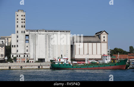 Schiff vor einem Hafen-Silo Stockfoto