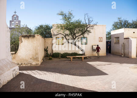 angelegten Ziegel Terrasse seitlich der Kirche bietet Einrichtungen für Besucher, neoklassischen Bell Tower der Grabkapelle befindet sich links Stockfoto