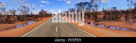 breites Panorama der leeren remote-Straße über rote Erde outback Verlegung nach Buschfeuer in Westaustralien Stockfoto
