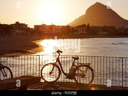 Javea Xabia Sonnenuntergang Strand Arenal mit Montgo in Alicante Spanien Stockfoto