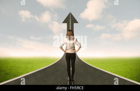 Business Frau Lokking bei 3d Road mit Pfeil nach oben Stockfoto