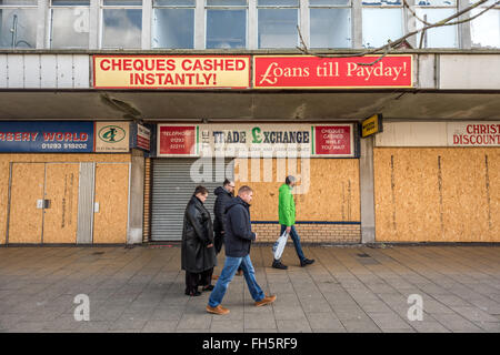 Verfallene verlassenen Shopfronts in Crawley, West Sussex. Stockfoto