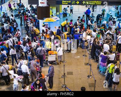 Bangkok, Thailand. 23. Februar 2016. Passagiere in der Schlange für internationale Flüge mit Nok Air am Don Mueang International Airport zu überprüfen. NOK Air, teilweise im Besitz von Thai Airways International und einer der größten und erfolgreichsten Billigfluglinien in Thailand, 20 Flüge Dienstag wegen einem Mangel an Piloten gestrichen und kündigte an, dass andere Flüge abgesagt oder über das Wochenende gesperrt werden würde. Die Stornierungen kam nach ein wilden Streik von mehreren Piloten Sonntagabend Flüge annullierte und Reisende mehr als tausend gestrandete. Der pilot Mangel bei Nok kommt zu einem Zeitpunkt als die Stockfoto