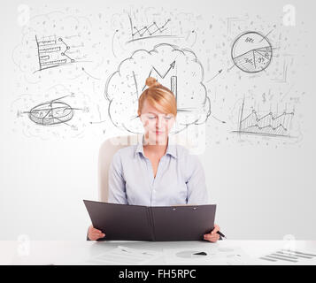 Business-Frau sitzt am Tisch mit der Hand gezeichnet Graph-Diagramme Stockfoto