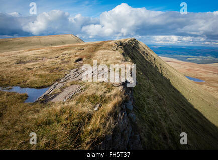 Der Lüfter Hir Ridge in der Nähe von Glyntawe und Llyn y Ventilator Fawr in der Black Mountain der Brecon Beacons Wales UK Stockfoto