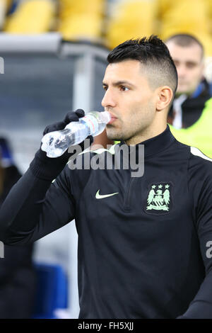 Kiew, Ukraine. 23. Februar 2016: Sergio Agüero von Manchester City FC trinkt Wasser während der Trainingseinheit im NSC Olimpiyskyi Stadium in Kiew. Manchester City wird am 24. Februar 2016 zu Dynamo Kiew in der UEFA Champions League Runde 16 Fußballspiels stellen. Oleksandr Prykhodko/Alamy Live-Nachrichten Stockfoto