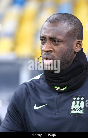 Kiew, Ukraine. 23. Februar 2016: Yaya Toure von Manchester City FC geht auf während der Trainingseinheit im NSC Olimpiyskyi Stadium in Kiew. Manchester City wird am 24. Februar 2016 zu Dynamo Kiew in der UEFA Champions League Runde 16 Fußballspiels stellen. Oleksandr Prykhodko/Alamy Live-Nachrichten Stockfoto