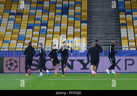 Kiew, Ukraine. 23. Februar 2016: FC Manchester City Trainingseinheit im NSC Olimpiyskyi Stadium in Kiew. Manchester City wird am 24. Februar 2016 zu Dynamo Kiew in der UEFA Champions League Runde 16 Fußballspiels stellen. Oleksandr Prykhodko/Alamy Live-Nachrichten Stockfoto