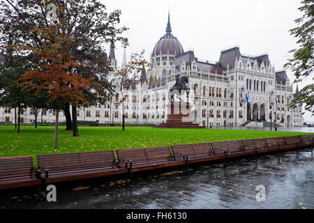 Parlamentsgebäude an regnerischen Tag, Budapest, Ungarn Stockfoto